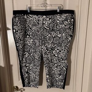 Lane Bryant Size 28 Black & White Floral Print Pants with Solid Waistband